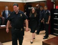 La fausse héritière Anna Sorokin à son arrivée au tribunal de Manhattan le 9 mai 2019, où elle a été condamnée à une peine de prison de 4 ans minimum
