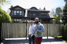 Jay Phoenix Singh (droite) et son père Paul Singh devant la maison de Warren Buffett, le 2 mai 2019, à Omaha (Nebraska)