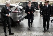 Le président français Emmanuel Macron arrive sur les lieux du G7 de Biarritz, avec le maire de Biarritz Michel Veunac le 17 mai 2019