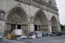 Du matériel de construction devant Notre-Dame de Paris le 2 mai 2019