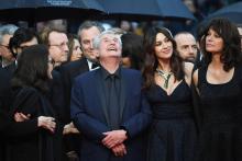 Le réalisateur Claude Lelouch (C)et les actrices Monica Bellucci et Marianne Denicourt arrivent pour la projection du film "Les Plus Belles Années D'Une Vie)" lors du 72e festival de Cannes, le 18 mai