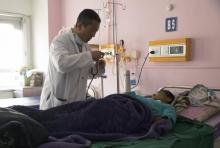 Le docteur Lotay Tshering, Premier ministre du Bhoutan, s'occupe d'un patient, le 30 mars 2019 dans un hôpital de Thimphu