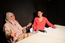 Rana Nawas (droite), productrice et animatrice du podcast When Women Win en compagnie de son invitée, à Dubaï el 25 avril 2019
