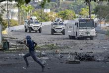 La carcasse calcinée d'une autobus à Caracas le 1er mai 2019 au lendemain au lendemain de l'échec du soulèvement d'un groupe de militaires pro-opposition