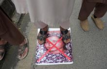 Le portrait de la chrétienne Asia Bibi, accusée de blasphème, et condamnée à mort, est barré d'une croix rouge et piétinée lors d'une manifestation contre son acquittement par la Cour suprême, le 2 no