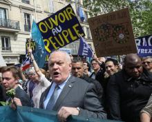 Le président de l'Union populaire républicaine (UPR) François Asselineau manifeste à Paris pour dénoncer la "tyrannie" de l'Union européenne, le 1er mai 2019