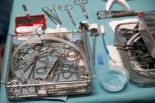 Des instruments chirurgicaux dans un hôpital à Paris, le 5 avril 2019