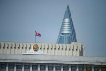 Le drapeau nord-coréen au fronton de l'Assemblée populaire suprême, le 16 avril 2019 à Pyongyang