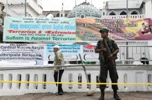 Un militaire monte la garde devant une mosquée, le 3 mai 2019 à Colombo, au Sri Lanka