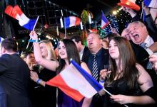 Des sympathisants du Rassemblement National (RN) réagissent à l'annonce des premiers résultats aux Européennes donnant le RN devant LREM, le 26 mai 2019 à Paris