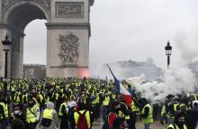 Des "gilets jaunes" manifestent devant l'Arc de Triomphe, le 1er décembre 2018 à Paris