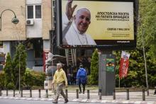 Une affiche souhaite la bienvenue au pape François à la veille de sa visite à Skopje, le 6 mai 2019