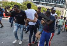 Des policiers cubains interpellent des manifestants pour les droits LGBT, le 11 mai 2019 à La Havane