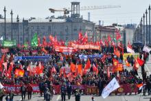 Des membres et militants du parti communiste russe défilent à Saint-Pétersbourg, le 1er mai 2019