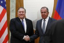 Le ministre russe des Affaires étrangères Sergueï Lavrov (à droite) serre la main du secrétaire d'Etat américain Mike Pompeo lors d'une rencontre à Sotchi (Russie) le 14 mai 2019.