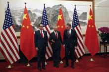 Le vice-Premier ministre chinois Liu He avec le secrétaire américain au Trésor Steven Mnuchin (gauche) et le représentant au Commerce Robert Lighthizer (droite) posent pour les photographes avant leur