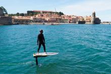 Christophe Defrance, patron de Redwoodpaddle, essaie son surf électrique, le 5 mai 2019 à Collioure