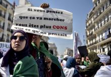 Un manifestant algérien brandit une pancarte en réaction aux récentes décisions prises par le pouvoir face au mouvement de contestation, le 7 mai 2019 à Alger