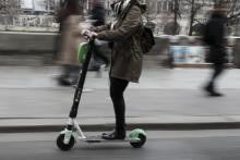 Une femme sur une trottinette électrique dans une rue de Paris, le 3 mars 2019