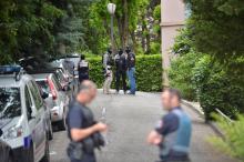 La police quitte la résidénce "les Ifs" le 27 mai 2019 à Oullins près de Lyon où un suspect de l'attentat commis la semaine dernière a été arrêté