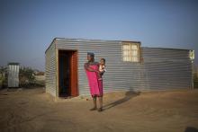 Une habitante du quartier "Juju Vallée" fait de baraques en tôle dans la ville sud-africaine de Polokwane 7 mais 2019