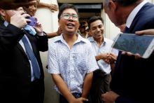 Wa Lone (g) et Kyaw Soe Oo, les deux journalistes de Reuters graciés, sortent de la prison d'Insein à Yangon, le 7 mai 2019