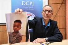 Le directeur interrégional de la police judiciaire (DIPJ) Eric Arella montre la phto d'Osnachi, kidnappé à Marseille, le 5 mai 2019