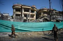 Les forces de sécurité afghane le 9 mai 2019 sur le lieu de l'attaque revendiquée par les talibans contre un immeuble abritant l'ONG américaine Counterpart