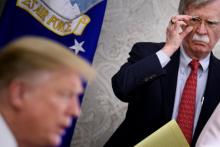 Le conseiller à la sécurité nationale John Bolton écoute le président des Etats-Unis Donald Trump, lundi à la Maison Blanche.