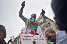 Un Algérien parle perché sur "l'escabeau de la démocratie" appelé en anglais "Speaker's corner Alger", le 3 mai 2019