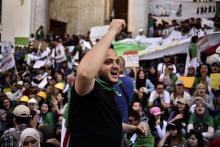 Des étudiants algériens manifestent pour demander le départ de tout le "système" le 7 mai 2019 à Alger. Des associations accusent l'armée de chercher à imposer son modèle de transition "de force"