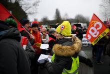 Une manifestante "gilet jaune" parmi un rassemblement à l'appel de la CGT, le 5 février 2019 à Rennes