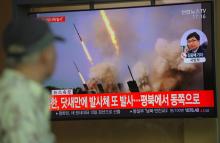 Des Sud-Coréens regardent les images des tirs de projectiles par la Corée du Nord sur un écran de télévision dans une gare de Séoul, le 9 mai 2019
