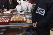 Des policiers mènent une opération anti-travail clandestin dans des commerces du quartier tamoul "Little Jaffna" dans le 10e arrondissement de Paris, le 28 mai 2018