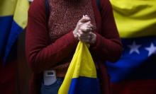 Une Vénézuélienne soutenant l'opposition, manifeste devant le consulat du Venezuela à New York, le 30 avril 2019