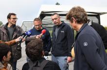 Des salariés de WN, repreneur de l'ex-usine Whirlpool d'Amiens placé en redressemùent judiciaire, discutent avec des journalistes, le le 29 mai 2019