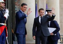 Le président Emmanuel Macron (d) reçoit le Premier ministre espagnol Pedro Sanchez, le 27 mai 2019 à l'Elysée, à Paris