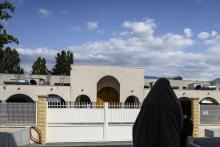 Une femme se tient devant le portail de l'école musulmane Philippe-Grenier, à Echirolles, près de Grenoble, le 30 avril 2019