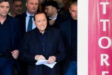 L'ex-chef du gouvernement italien Silvio Berlusconi quitte l'hôpital San Raffaele de Milan, le 6 mai 2019