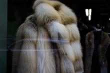 Un manteau de fourrure dans une vitrine de New York, le 29 mars 2019