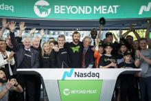 L'équipe de Beyond Meat, autour de son fondateur Ethan Brown, au Nasdaq.