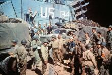 Déchargement d'une barge par des GI's le 06 juin 1944 en Normandie