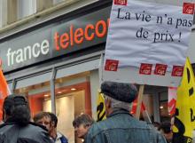 Des salariés de France Télécom manifestent à Caen, le 6 octobre 2009 après plusieurs suicides d'employés de l'entreprise
