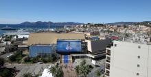 Des ouvriers mettent en place la bannière du festival de Cannes, le 6 mai 2018 à Cannes