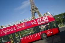 Un bus touristique devant la Tour Eiffel, le 3 août 2012 à Paris