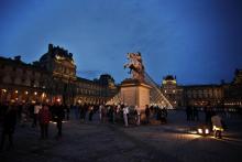 Des visiteurs autour du Louvre après sa fermeture tardive à l'occasion de la Nuit des musées, le 18 mai 2019 à Paris