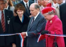 Le président François Mitterrand (c) et la reine Elizabeth II d'Angleterre (d) coupent le ruban symbolique au terminal de Coquelles, dans le Pas-de-Calais, lors de l'inauguration du tunnel sous la Man