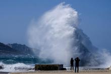 Des vagues gigantesques balayent la plage du David, à Marseille, le 5 mai 2019