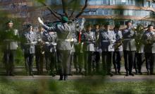 La garde d'honneur présidentielle répète l'hymne national allemand à Berlin le 16 avril 2019