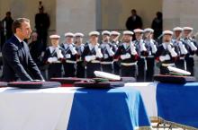 Le président français Emmanuel Macron rend hommage aux soldats français Cédric de Pierrepont et Alain Bertoncello, le 14 mai 2019 aux Invalides, à Paris